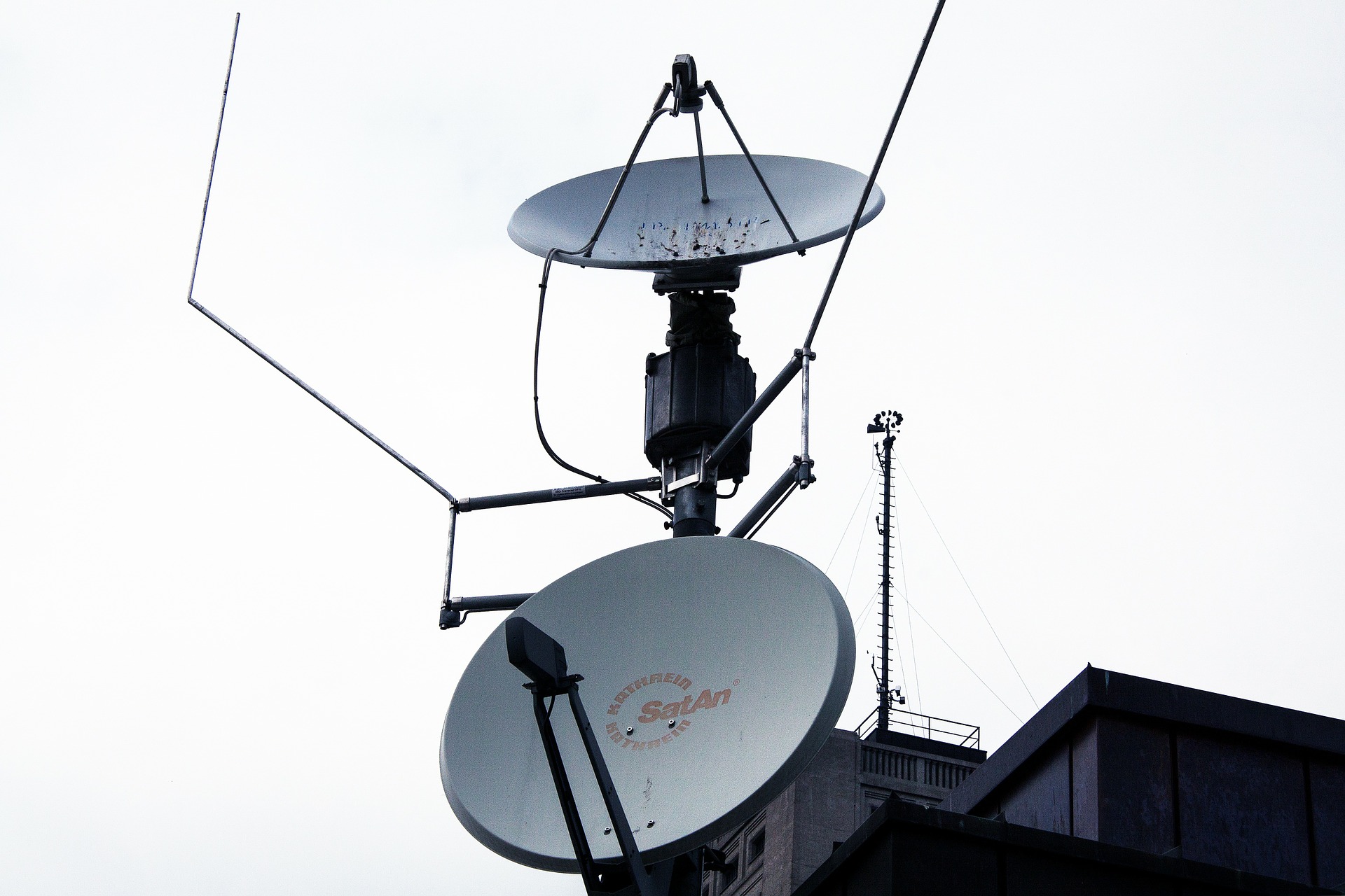 satellite-dishes-195128_1920